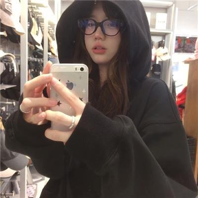 女记者的日记封面